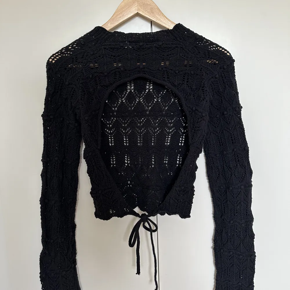 Supersnygg svart virkad tröja från Zara i storlek S! Den är öppen i ryggen med ett knyte längst ner. Använd sparsamt, så i princip nyskick. Toppar.