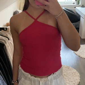 Rosa linne - Ett rosa linne som har kors band därfram. Köpt på Cubus i strl S och säljer för 65kr! Hör av er vid frågor eller fler bilder.