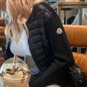 moncler cardigan  - jätte fin cardigan i storlek xs som köptes under sommaren 2022 för 7325kr! självklart äkta & kvittot medföljer vid köp