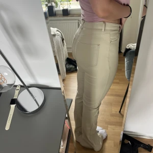 Ljusa skinnbyxor - Säljer dessa svin snygga beiga skinnbyxor från Zara. Använda 1 gång så typ helt nya!!  Pris kan diskuteras