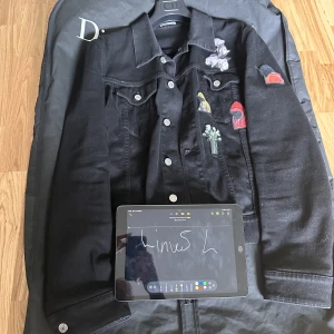 Dior jeansjacka - Dior jeansjacka med patchar. Exklusiv jacka från deras samarbete med Francois Bard. Köpt i Milano.  • Nypris 12 500:- • Skick 9/10 • Storlek 52=M  Sätter BIN på 6000 kr men öppen för bud!