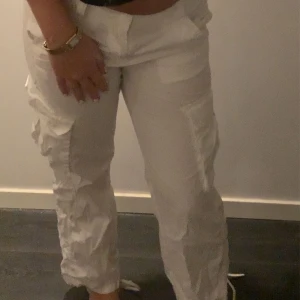 Fina vita cargo pant  - jag säljer mina vita cargo panta för att dem inte har kommit till användning trots att jag tycker dem riktigt snygga