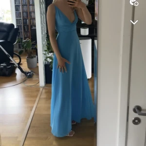 Balklänning - Jättefin oanvänd turkos/blå klänning i tall. Passar bra på mig som är 182cm i storlek 38! 