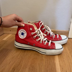 Röda converse  - Röda converse, storlek 37,5. Har en liten fläck men annars är de inte alls slitna. Pris kan diskuteras❤️