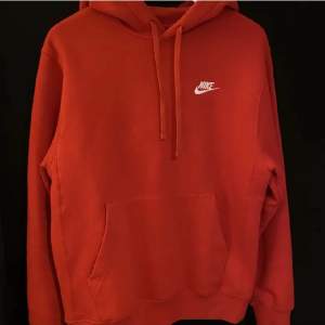 Säljer denna fina röda Nike hoodie i jätte fint skick