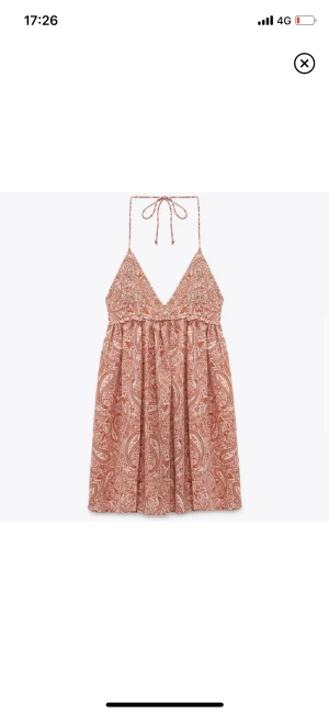 Zara klänning  - Intressekoll på denna fina zaraklänningen som bara är använd en gång, skriv för fler bilder. Pris kan diskuteras😊