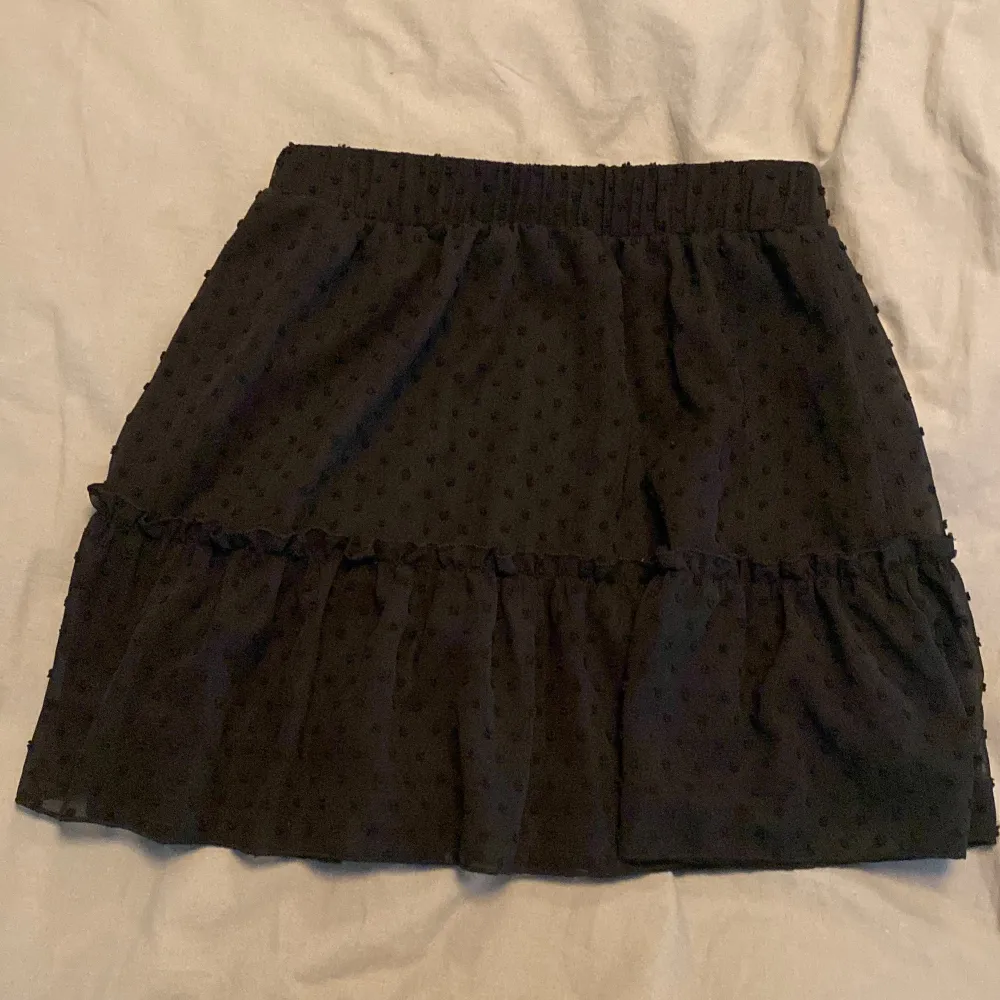 En svart fin volang-kjol från SHEIN i storlek S. Kvalitén är som vilken annan kjol som helst. Säljer den eftersom den inte kommit till användning:). Kjolar.