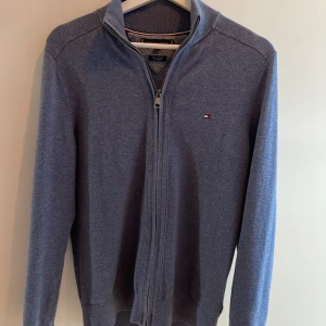 Cardigan  - Ljus blå full zip/cardigan från Tommy hilfiger Skick 10/10 knappt använd  Nypris 1500 Är xs men skulle säga att den passar bättre på någon som är i storleken mellan xs och s 