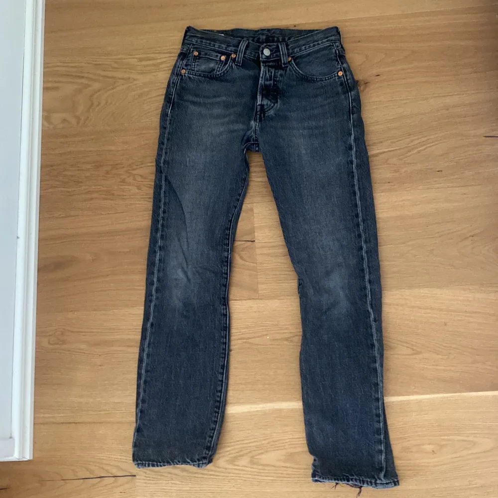 Ett par Levis Jens 501 bra skick har använts lite😀. Jeans & Byxor.
