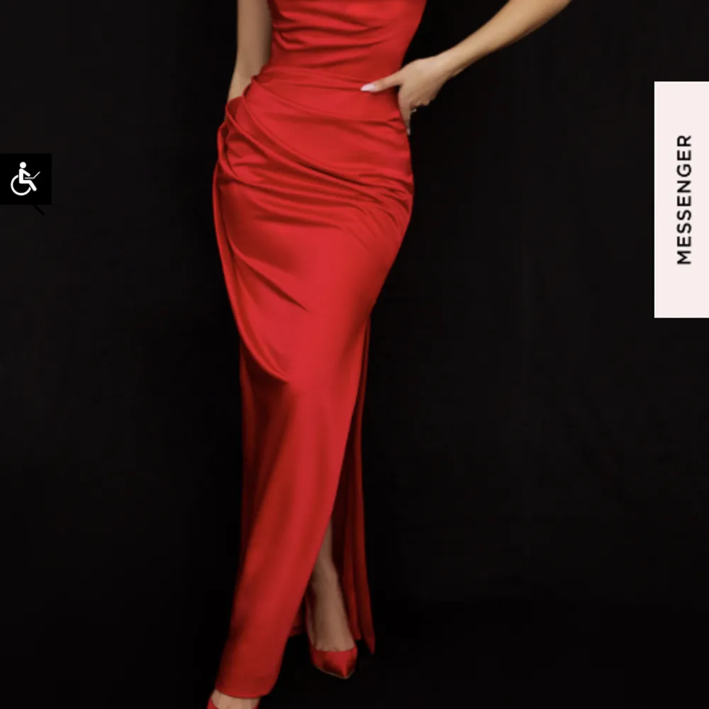 Super vacker röd klänning som är använd 1 gång och är som ny, finns inga defekter som förekommer. Den har en otrolig passform med en insydd korsett! Passar perfekt som balklänning❤️. Klänningar.