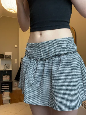 Mini kjol - En svart vit kjol ifrån zara med inga hål, fläckar eller defekter. Från barnavdelningen men passar xxs till xs. Skriv för mått, frågor eller fler bilder!🫶🏻