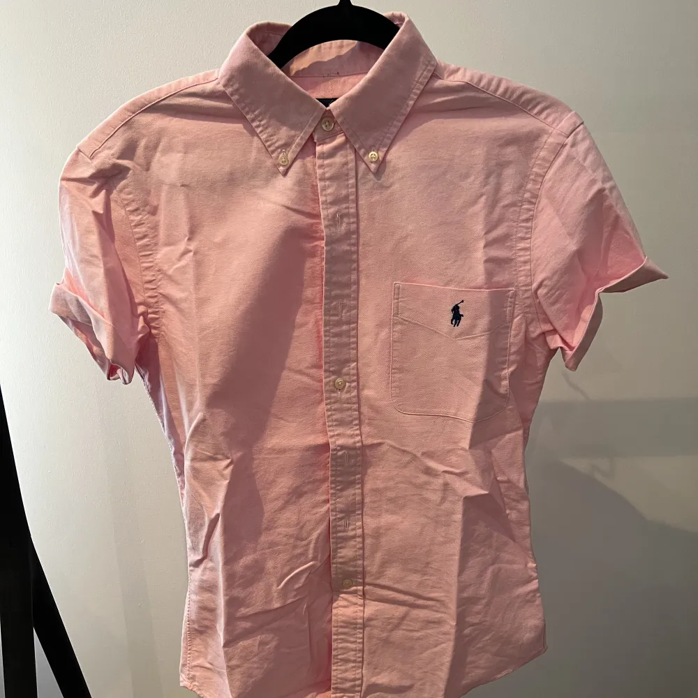 Rosa kortärmad skjorta från ralph Lauren  Endast prövad  Nypris 999kr Skick 10/10. Skjortor.