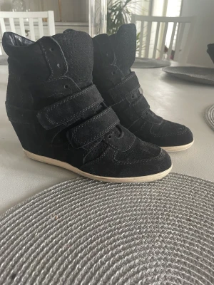 Skor - Säljer dessa skit snygga skor som liknar Isabel marant skor, köptes i våras för 1600 men har inte kommit till användning ❤️