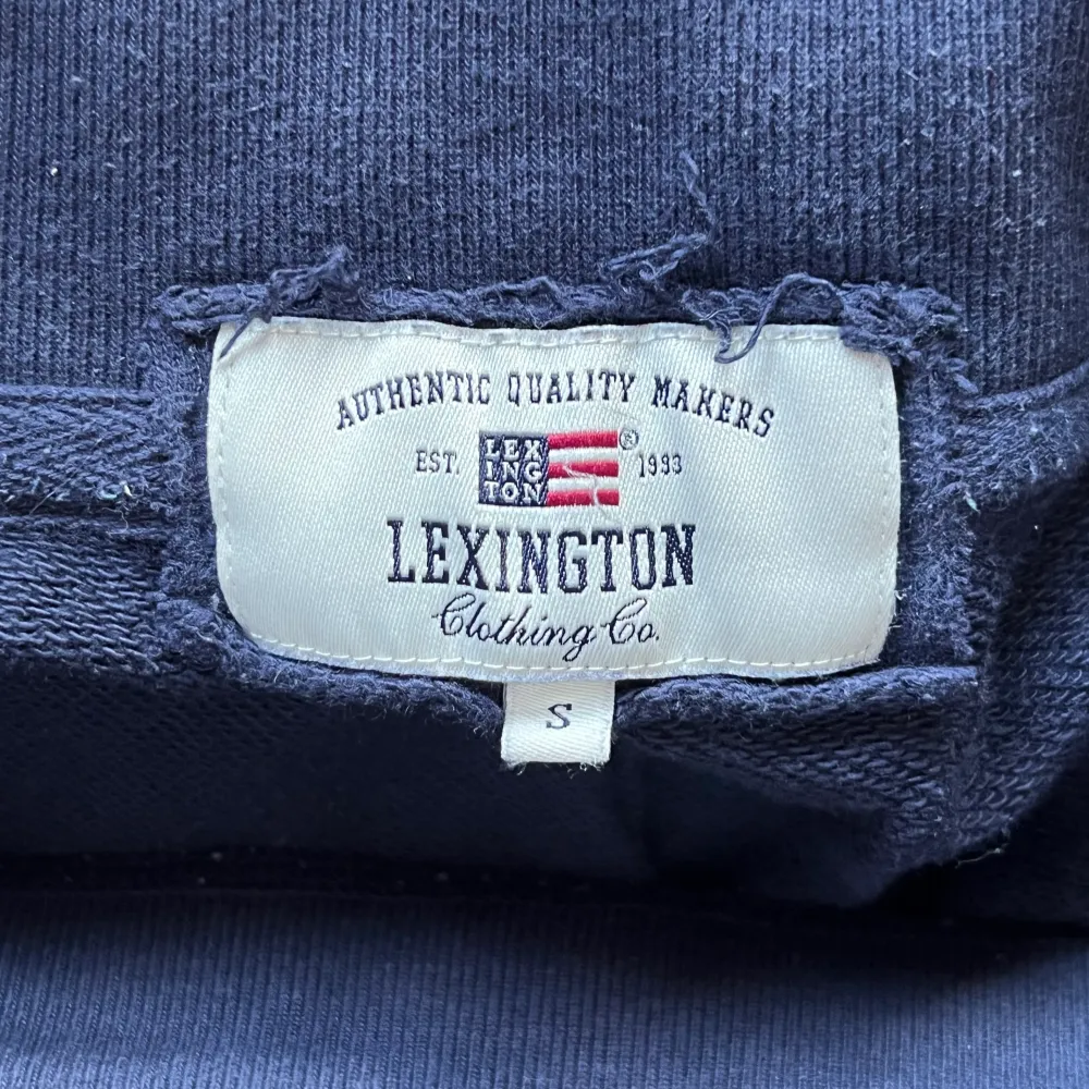 Mörkblå Lexington mjukisar i strl S utan fickor. Inga fläckar eller märken men använt skick.. Jeans & Byxor.