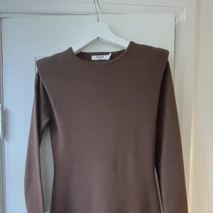 Brun klänning  - Fin brun klänning från NA-KD. Inget att anmärka på. 