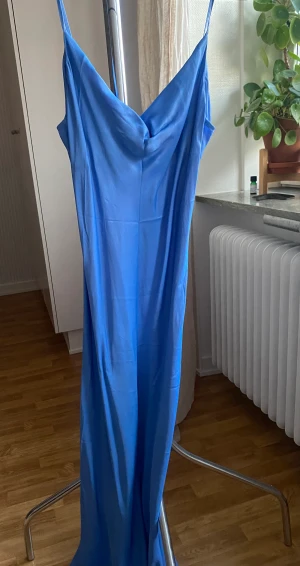 Satinliknande klänning - Säljer denna superfina blå klänning i satinimitation. Endast använd en gång.
