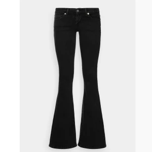 Lågmidjade jeans från Only - Säljer mina super fina lågmidjade jeans från Only då dem inte längre används pga att dem är för små. Dem är i jättebra skick och har inga defekter.💞Köpte dem för 469kr och säljer för 300kr💘Storlek - 26/30