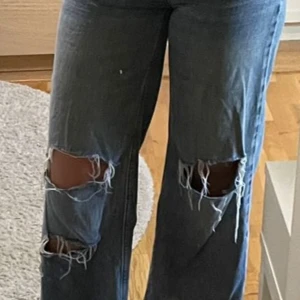 Jeans strl 25/32 - Jeans från Bik Bok, storlek 25, längd 32. Ripped, flared. 