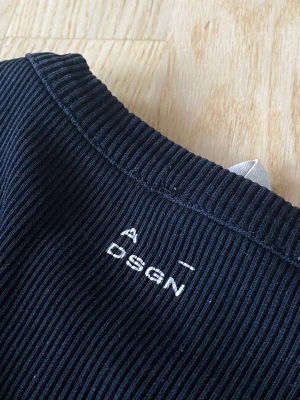 Topp från A-design  - Säljer en svart topp från A-design i storlek XS💓