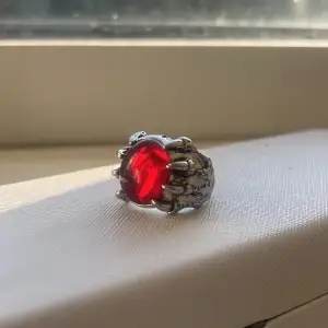Skitsnygg ring med en röd detalj💌