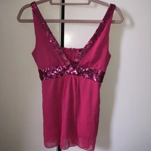 Rosa linne med paljetter - Super sött linne från Jennifer Taylor som inte riktigt är min stil. Drag kedja i ryggen, dubbelt tyg så är ej genomskinlig 🥰