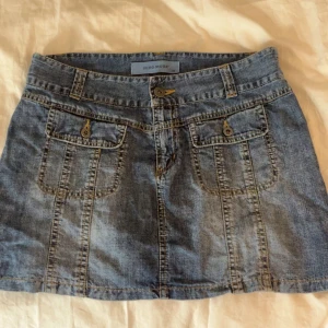 Jeanskjol  - Snygg unik jeanskjol från Veromoda j storlek 38.