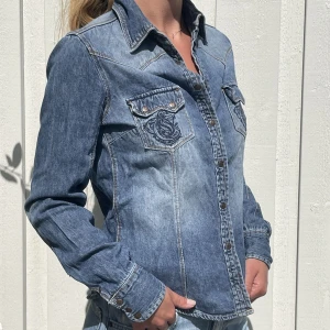 Jeansskjorta - En jeansskjorta från Crocker med fina detaljer