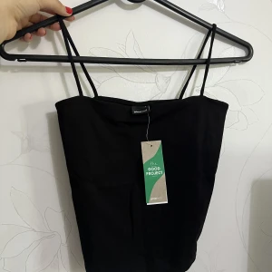 Svart crop top linne - Oanvänd med prislapp. Stl XS