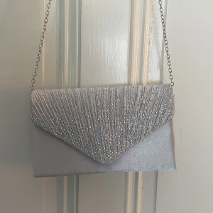 Handväska - En supersöt och rymöig handväska som passar otroligt bra till klänningen jag säljer🩵 Köpte för ett bra pris och därav säljs den även för ett lågt pris!