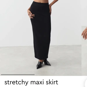 Kjol från Gina Tricot - Säljer en svart kjol från Gina Tricot i stl XXS. Aldrig använd. Den är slutsåld på hemsidan. 