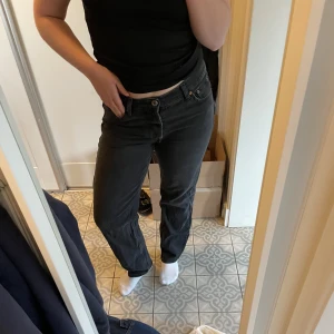 Svarta lågmidjade jeans  - Svarta lågmidjade jeans från sweet sktbs. 