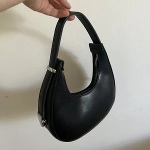 Svart väska  - En jättesöt väska som passar så bra till vardags, den är rymlig och är i super bra skick 