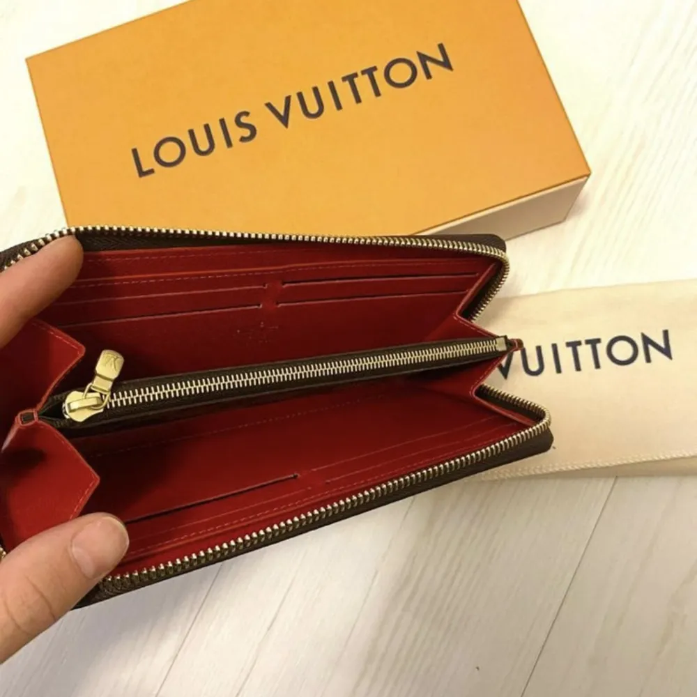 Nypris: 6.250 sek Mitt pris: 5.000 sek  Säljer nu min fina och nästintill oanvända Louis Vuitton plånbok. Alla tillbehör och kvitto från butiken finns kvar. Insidan röd - cerise och utsidan Damier ebene canvas.  MS. Väskor.