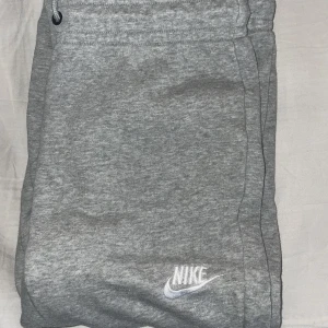 Nike mjukisbyxor - Säljer dessa fina nike byxor som knappt kommit till användning. De är därmed i väldigt bra skick!😄 Säljes för 70kr + frakt, köp gärna via köp nu!😊
