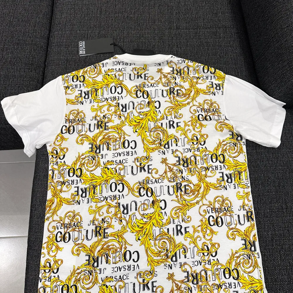 Helt ny, äkta Versace Jeans Couture T-shirt köpt från zalando.  Alla original tags sitter på.  Original pris: 1 475kr Färg: vit/ guld  Storlek: Xs  Priset går att diskutera vid snabb affär . T-shirts.