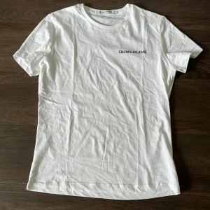 Calvin Klein t-shirt  - Oanvänd t-shirt från Calvin Klein.   Rensar ur min garderob från en hel del oanvända kläder🌼 Kika och se om du ser något mer i min profil som du gillar så skickar jag med det till dig också!😊 Fler kläder kommer! 