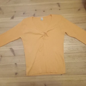 Orange tröja - Denna tröja är inte riktigt min stil längre så jag säljer den till en person som kommer använda den mer än mig. Har använts ungefär 2 gånger men annars inga fläckar och andra fel. 