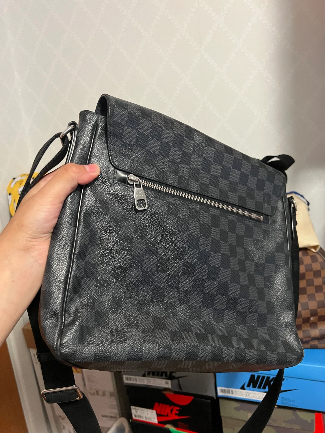 Louis Vuitton District Messenger  - 90