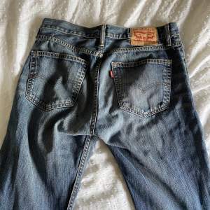 Snygga jeans från Levi’s som är straight fit. Jag använder dom som lågmidjade och passar perfekt på mig som är 174cm och har ganska ”medel” midja.
