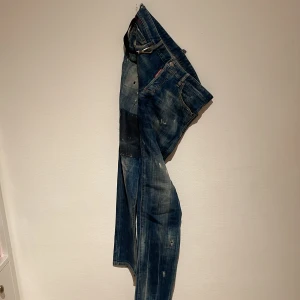 D2 jeans - D2 Jeans från NK i Stockholm, (nypris 6400) Fortfarande i riktigt bra skick eftersom kvaliteten är så hög. Tyvärr växt ur dem, därav varför jag säljer dem. 