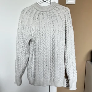 Stickad tröja  - Vit, stickad tröja från hm. Bra skick. Påminner mycket om den kända Rory Gilmore tröjan💕