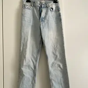 Ljusblåa jeans från Ginatricot ”, bra skick. Bra längd på mig som är 170cm. Ny pris 499kr säljer för 150kr
