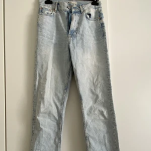 Ljusblåa jeans  - Ljusblåa jeans från Ginatricot ”, bra skick. Bra längd på mig som är 170cm. Ny pris 499kr säljer för 150kr