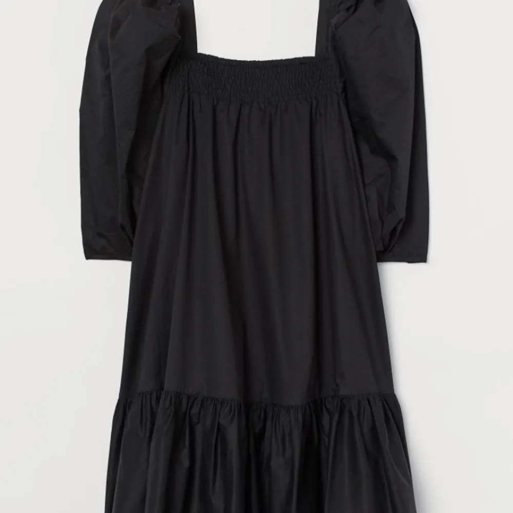 Väldigt populär klänning från H&M i svart. Storlek XS och något för liten för mig därför säljer jag :( Väldigt fint skick då den inte är använd.. Klänningar.