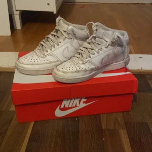 Nike mid all white skor  - Storlek 37/38 inte så bra skick men de funkar man får med hela boxen också