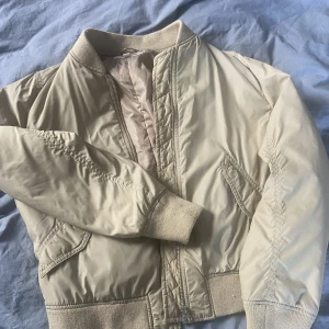 Bomberjacka UNIQLO - Beige bomberjacka från uniqlo🤎 Super fint skick!   Storlek - S   Köpare står för eventuell frakt!