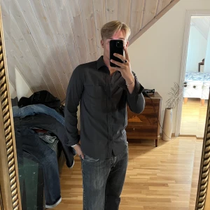 Grå bomullsskjorta - Grå bummullsskjorta från hm, andvänd 1 gång. Storlek:M Nypris:249 kr Pris:50 kr + frakt Betalning sker via Swish, skriv om ni har frågor!