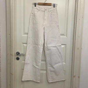 Vita wide leg jeans  - Säljer dessa vita wide leg jeans då dom inte längre används. Sitter snyggt och bra. 
