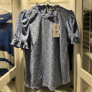 Blus Vila  - Blus från Vila i storlek S. Aldrig använd, därav prislapp kvar. Kan både posta och mötas upp och kan även skicka fler bilder om det önskas! Nypris 350💖
