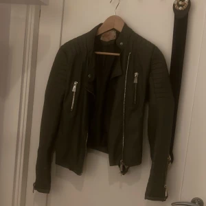 Chiquelle skinnjacka grön - Grön skinnjacka ifrån chiquelle, gott skick. 